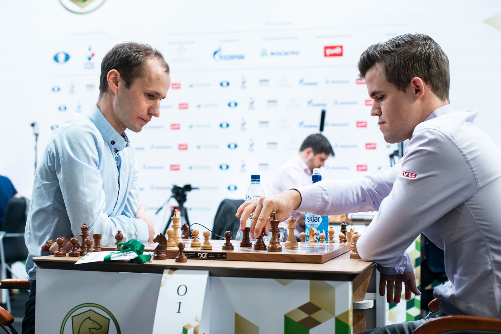 Быстрые шахматы чемпионат. Магнус Карлсен с Кубком.